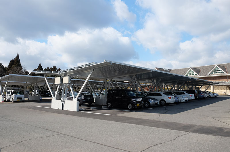 商業施設の駐車場を活用したカーポート一体型太陽光発電