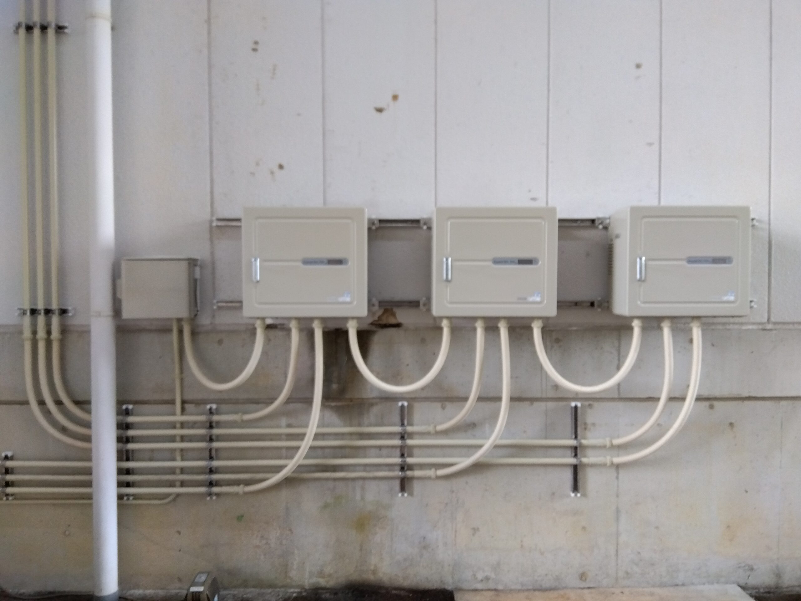 配線オタクもうなる！茂山組の綺麗なパワコン配管