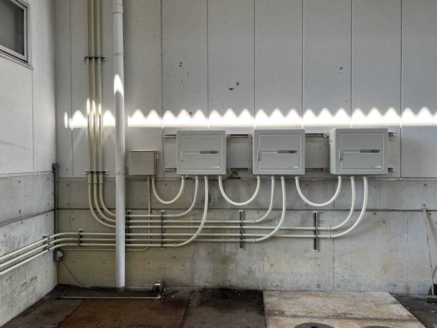 配線オタクもうなる！茂山組の綺麗なパワコン配管