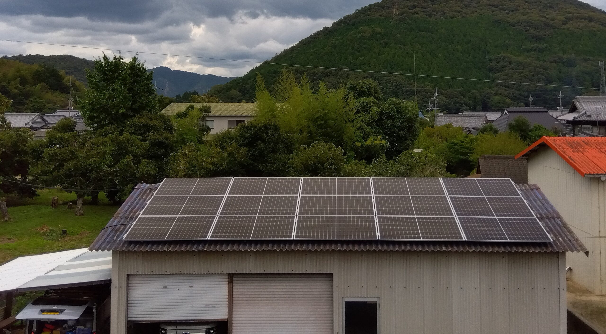 F様　波板ストレート屋根設置　リープトン　6.75kw