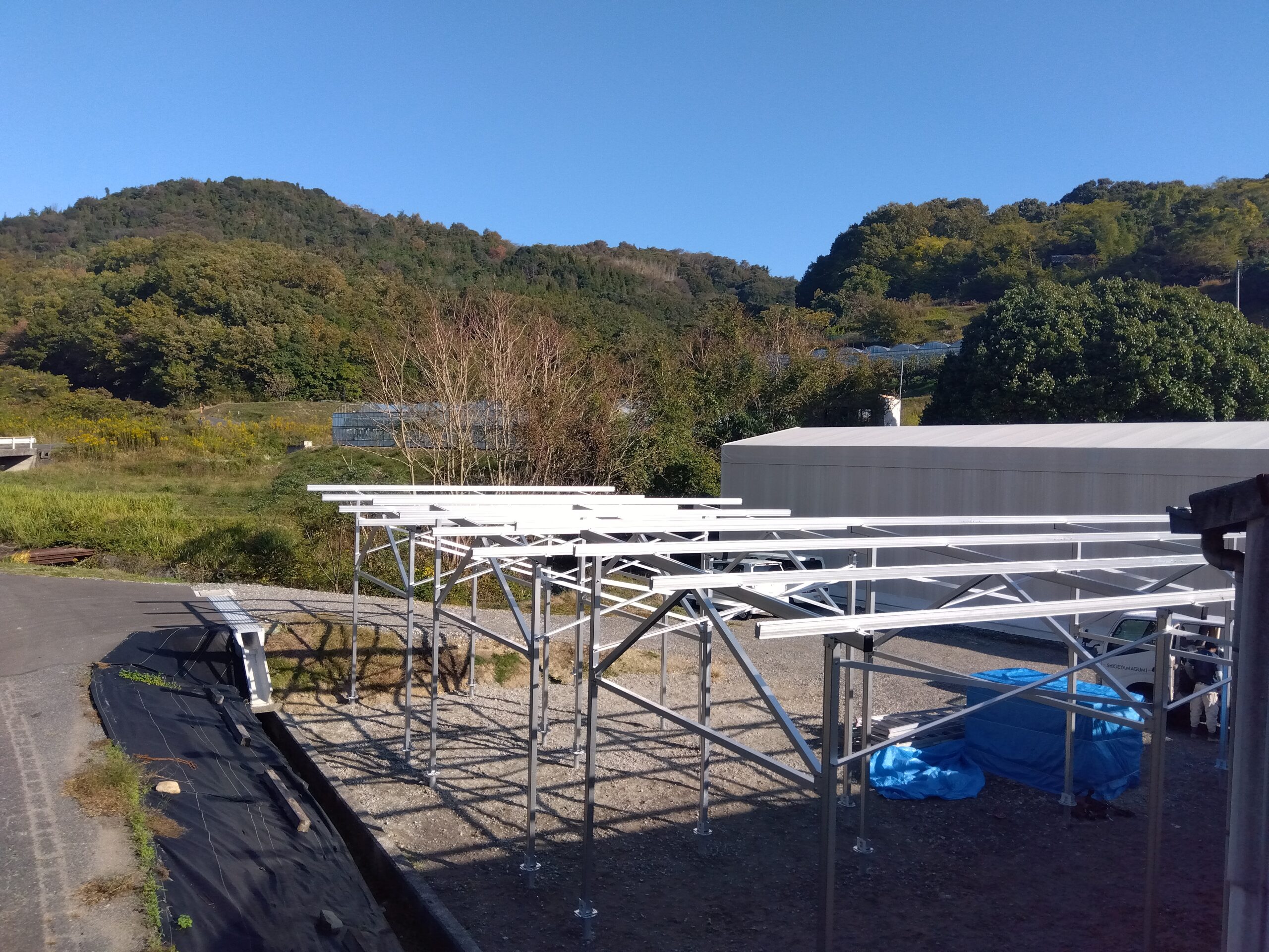 H様　脚長架台で陸上設置　リープトン　16.56kw