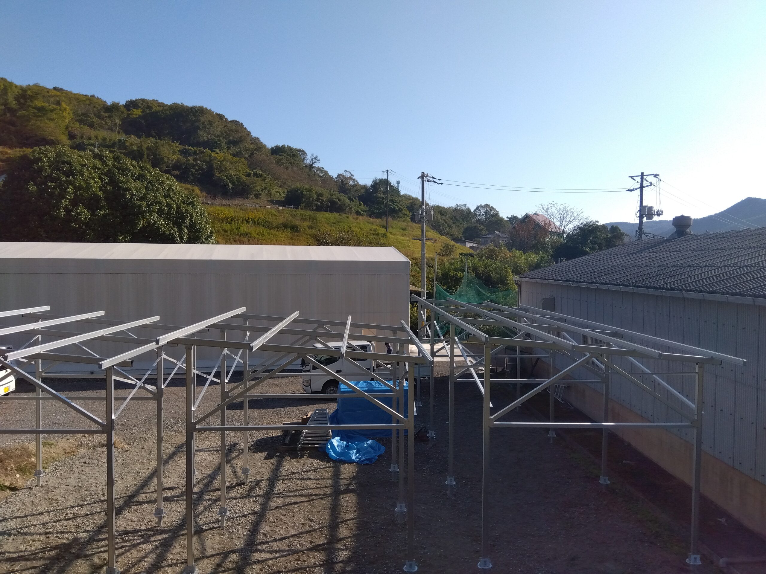 H様　脚長架台で陸上設置　リープトン　16.56kw