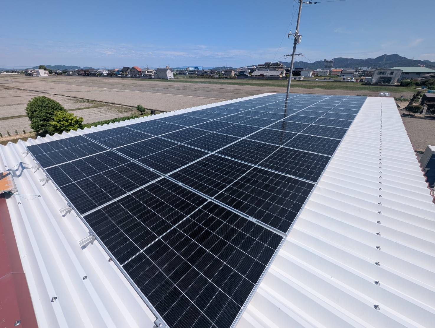 倉庫屋根に設置！岡山市での太陽光パネル設置事例（18.72kW）