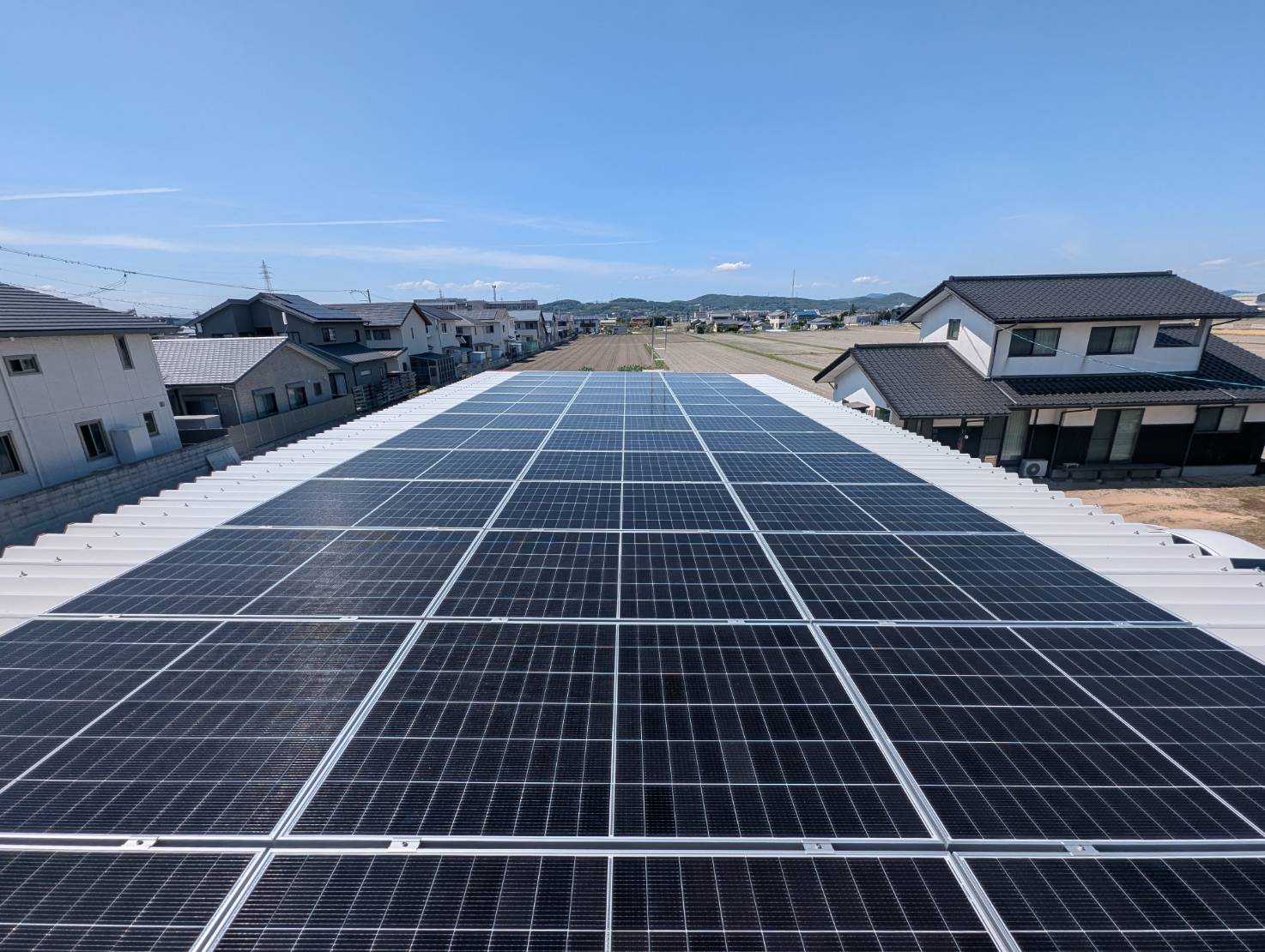 倉庫屋根に設置！岡山市での太陽光パネル設置事例（18.72kW）