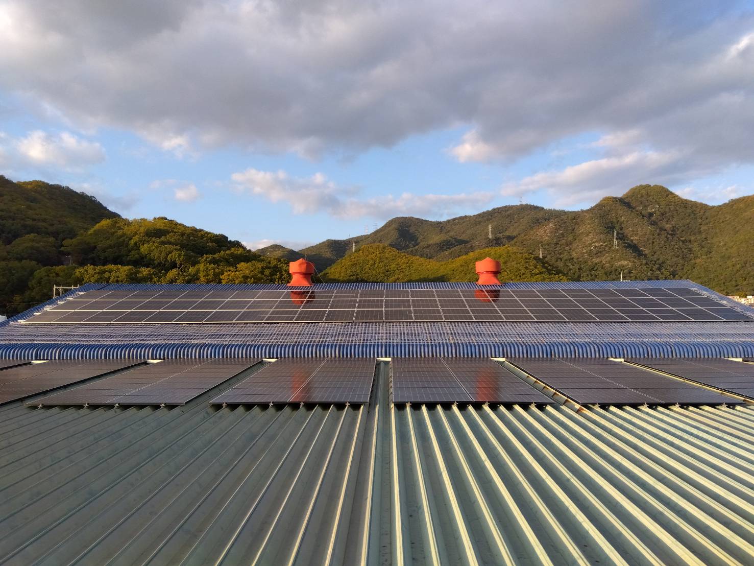 完全自家消費型！産業用太陽光パネル設置事例（82.8ｋW）