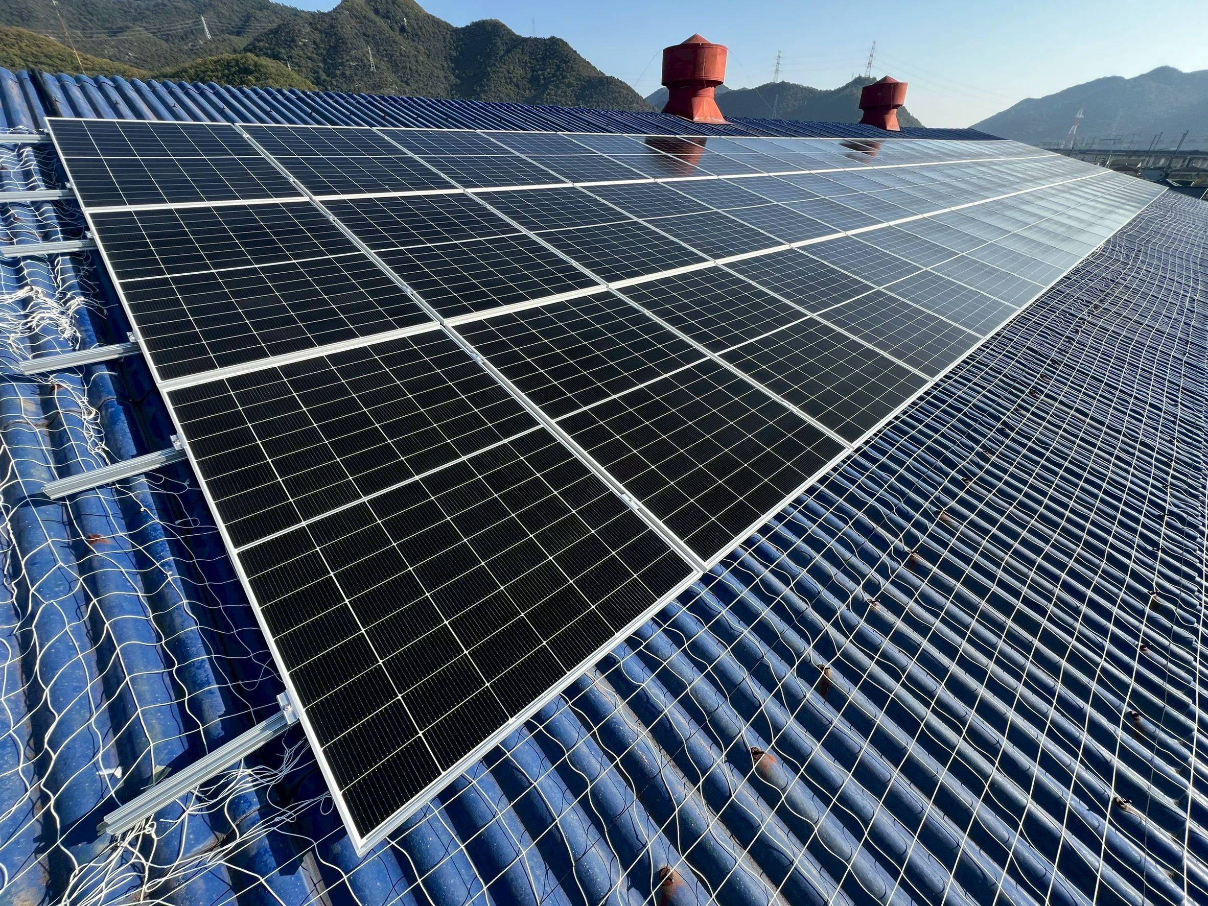 完全自家消費型！産業用太陽光パネル設置事例（82.8ｋW）