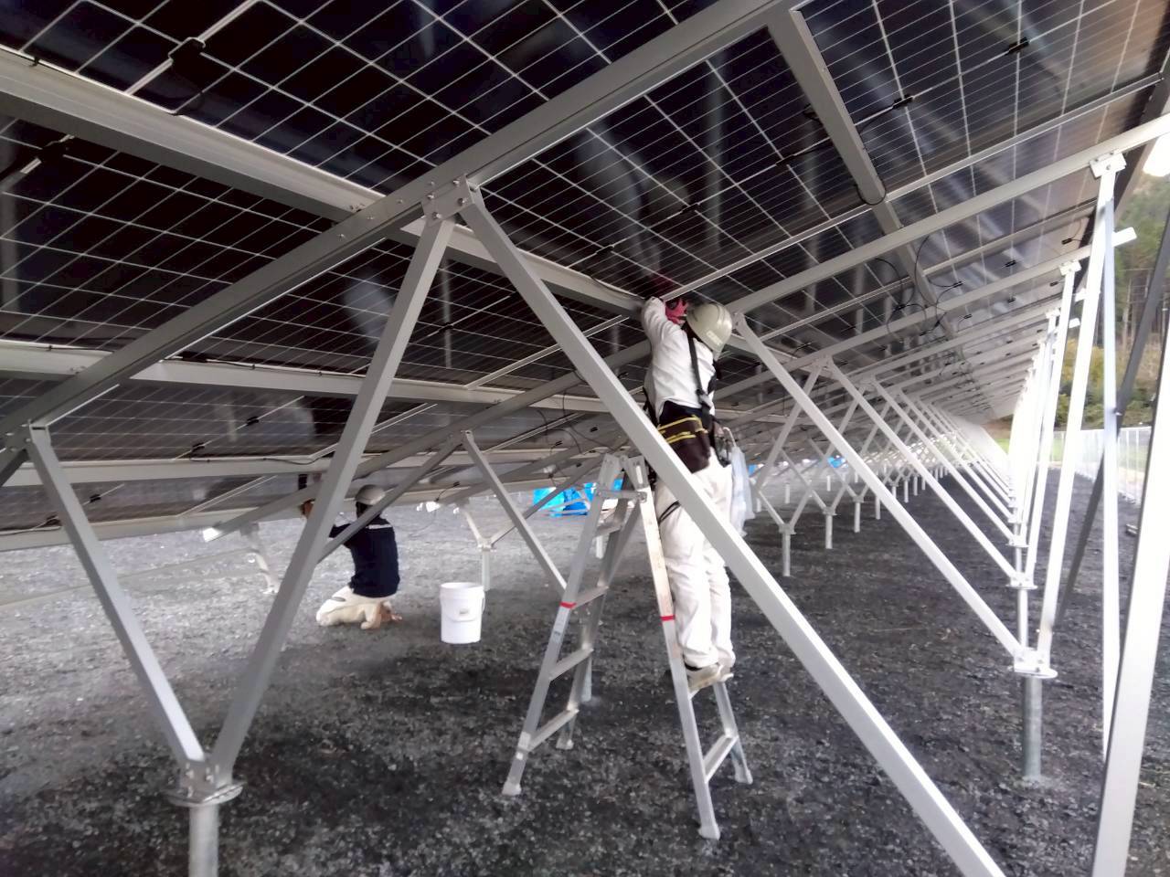 真庭市工場敷地内：自家消費太陽光発電設置現場レポート③モジュール取付工事 ［岡山で太陽光・蓄電池・V2Hなら茂山組］